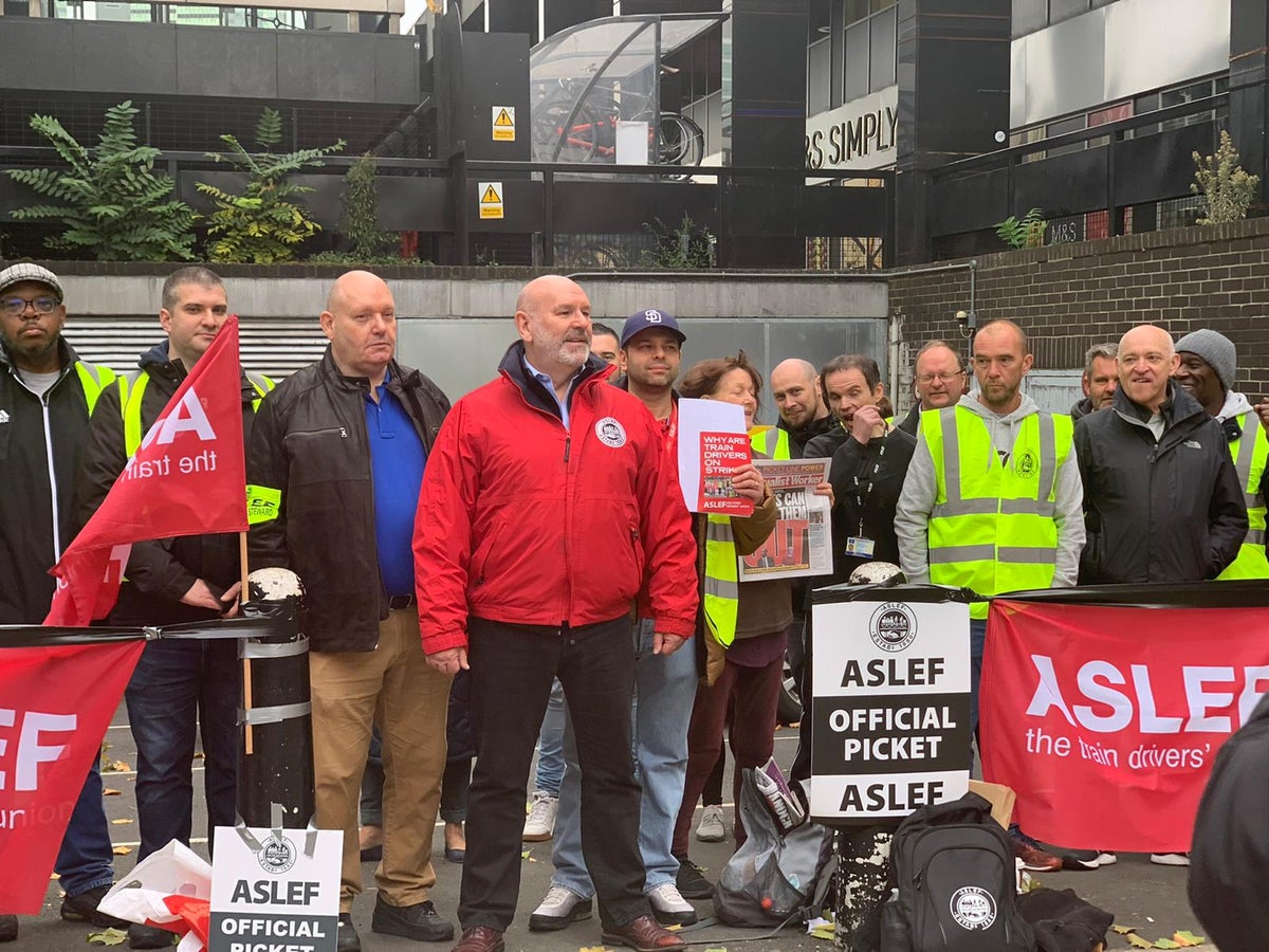 Union boss urges government to ‘take shackles off’ private rail firms as 9,000 train workers strike